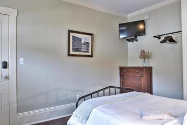 هاستل The Burrell House