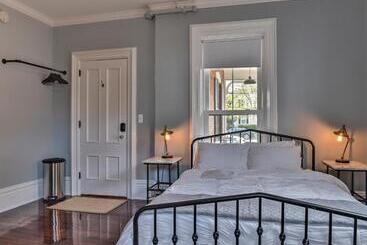 هاستل The Burrell House