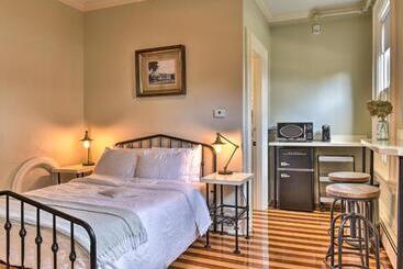 هاستل The Burrell House