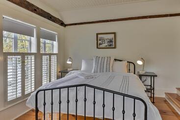 هاستل The Burrell House