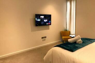 پانسیون Maplewood Luxurious One Bed Flat With Free Parking