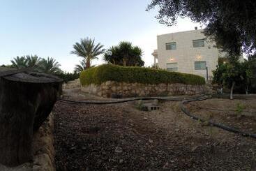 تختخواب و صبحانه Auberg Inn Guesthouse