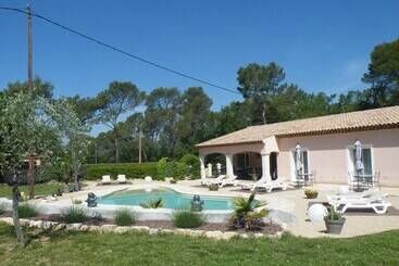 تختخواب و صبحانه Domaine Le Mas Sans Soucis