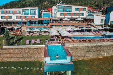 هتل Roser House Boutique   Pe Malul Lacului Colibita