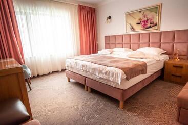 هتل Roser House Boutique   Pe Malul Lacului Colibita