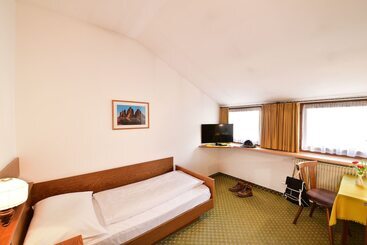 River Hotel Post