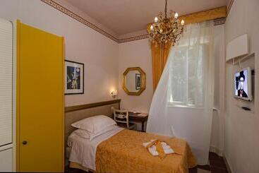 تختخواب و صبحانه Lucca In Azzurro Maison De Charme
