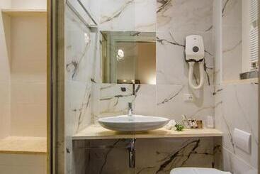 تختخواب و صبحانه Lucca In Azzurro Maison De Charme