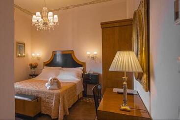 تختخواب و صبحانه Lucca In Azzurro Maison De Charme