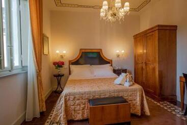 تختخواب و صبحانه Lucca In Azzurro Maison De Charme