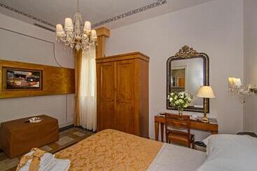 تختخواب و صبحانه Lucca In Azzurro Maison De Charme