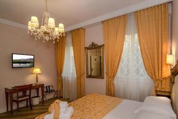 تختخواب و صبحانه Lucca In Azzurro Maison De Charme