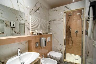 تختخواب و صبحانه Lucca In Azzurro Maison De Charme