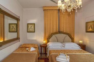 تختخواب و صبحانه Lucca In Azzurro Maison De Charme