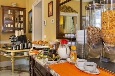 تختخواب و صبحانه Lucca In Azzurro Maison De Charme