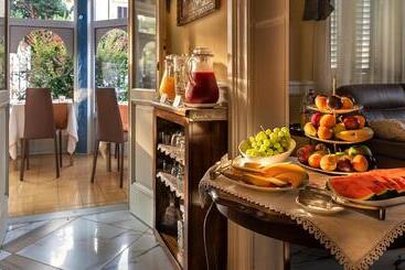 تختخواب و صبحانه Lucca In Azzurro Maison De Charme