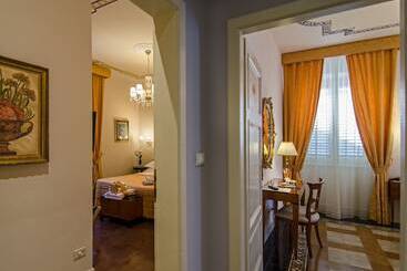 تختخواب و صبحانه Lucca In Azzurro Maison De Charme