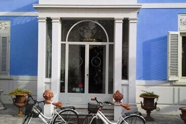 تختخواب و صبحانه Lucca In Azzurro Maison De Charme