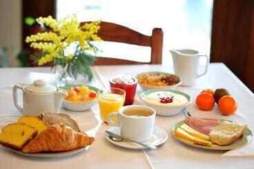 Brit Hotel Confort Pau Lons