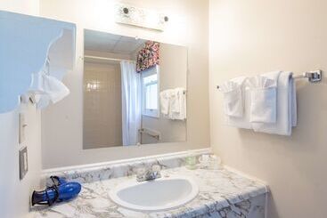 هتل Canadas Best Value Inn & Suites Summerside