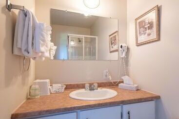 هتل Canadas Best Value Inn & Suites Summerside