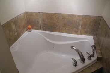 هتل Canadas Best Value Inn & Suites Summerside