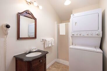 هتل Canadas Best Value Inn & Suites Summerside