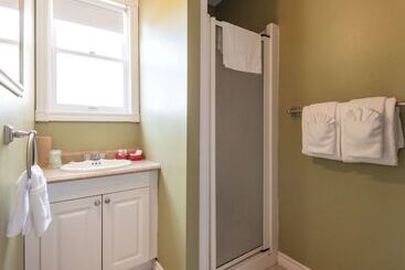 هتل Canadas Best Value Inn & Suites Summerside