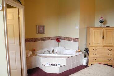 هتل Canadas Best Value Inn & Suites Summerside
