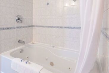 هتل Canadas Best Value Inn & Suites Summerside