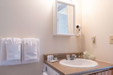 هتل Canadas Best Value Inn & Suites Summerside