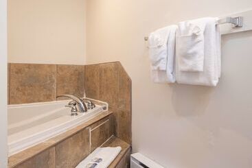 هتل Canadas Best Value Inn & Suites Summerside