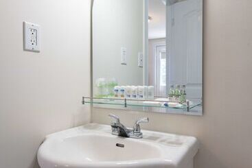 هتل Canadas Best Value Inn & Suites Summerside