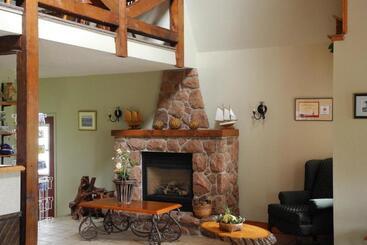 هتل Canadas Best Value Inn & Suites Summerside