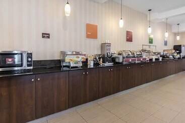هتل Comfort Inn & Suites