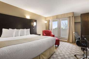 هتل Days Inn & Suites By Wyndham North Bay Downtown
