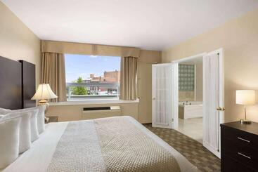 هتل Days Inn & Suites By Wyndham North Bay Downtown