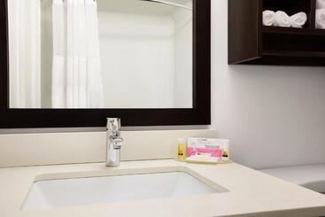 هتل Days Inn & Suites By Wyndham North Bay Downtown