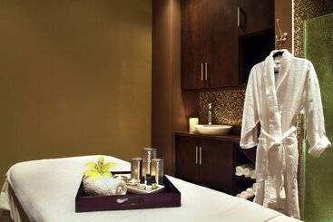 هتل Four Points By Sheraton Calgary Airport