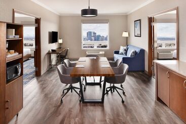 هتل Four Points By Sheraton Calgary Airport