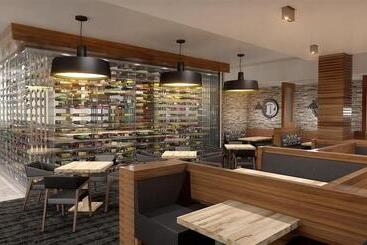 هتل Four Points By Sheraton Kelowna Airport