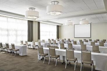 هتل Four Points By Sheraton Kelowna Airport