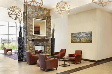 هتل Four Points By Sheraton Kelowna Airport