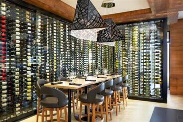 هتل Four Points By Sheraton Kelowna Airport