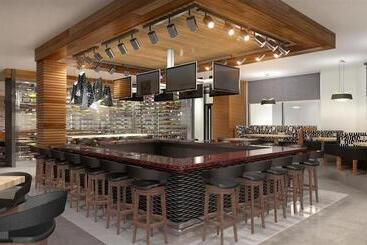 هتل Four Points By Sheraton Kelowna Airport