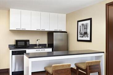 هتل Four Points By Sheraton Kelowna Airport