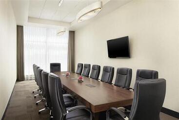هتل Four Points By Sheraton Kelowna Airport