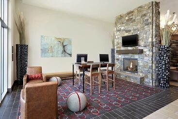 هتل Four Points By Sheraton Kelowna Airport