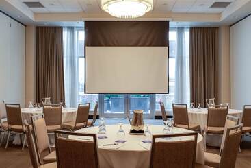 هتل Four Points By Sheraton Kelowna Airport