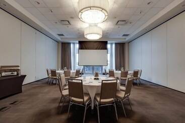 هتل Four Points By Sheraton Kelowna Airport